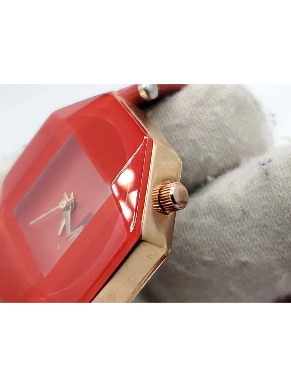 Kezzi Quartz Womens Watch New Battery Red 30mm
